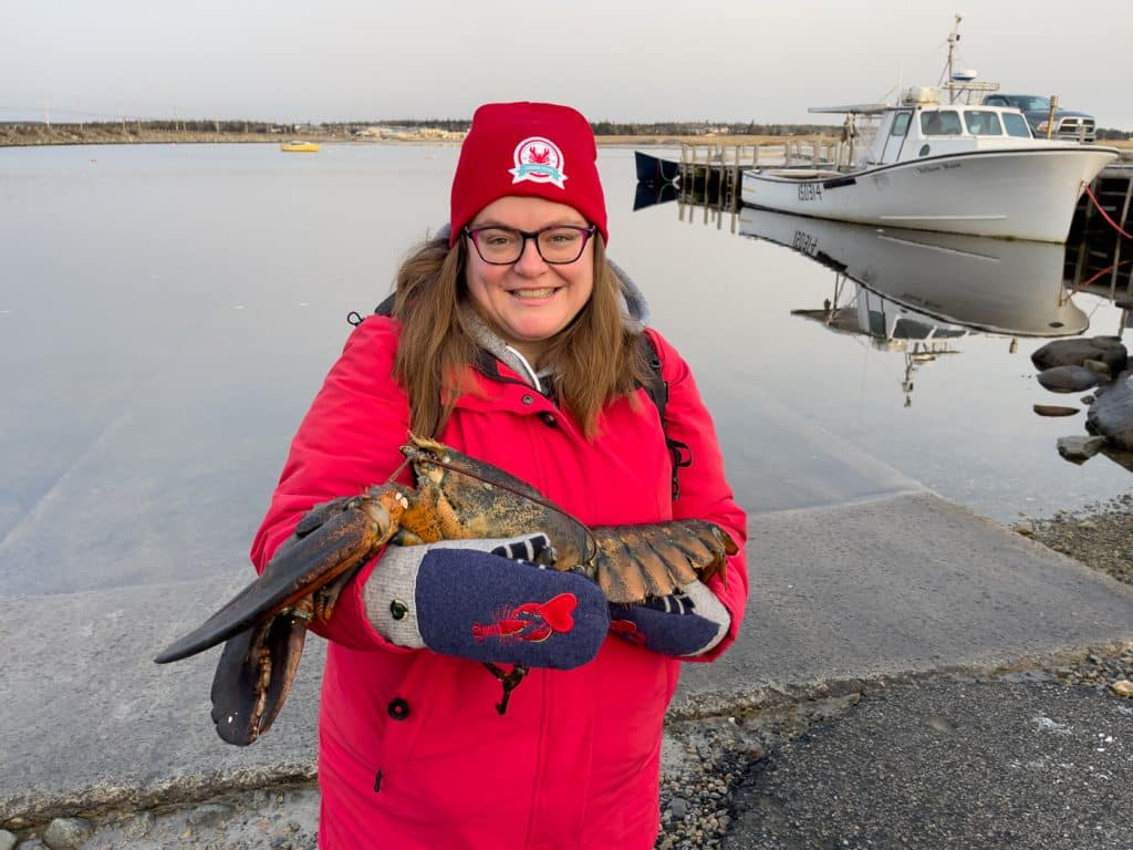 Jennifer qui tient Lucy la marmotte-homard de Nouvelle-Écosse