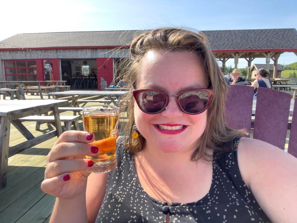 Jennifer sur la terrasse du Lightship Brewing - Microbrasserie à Lunenburg