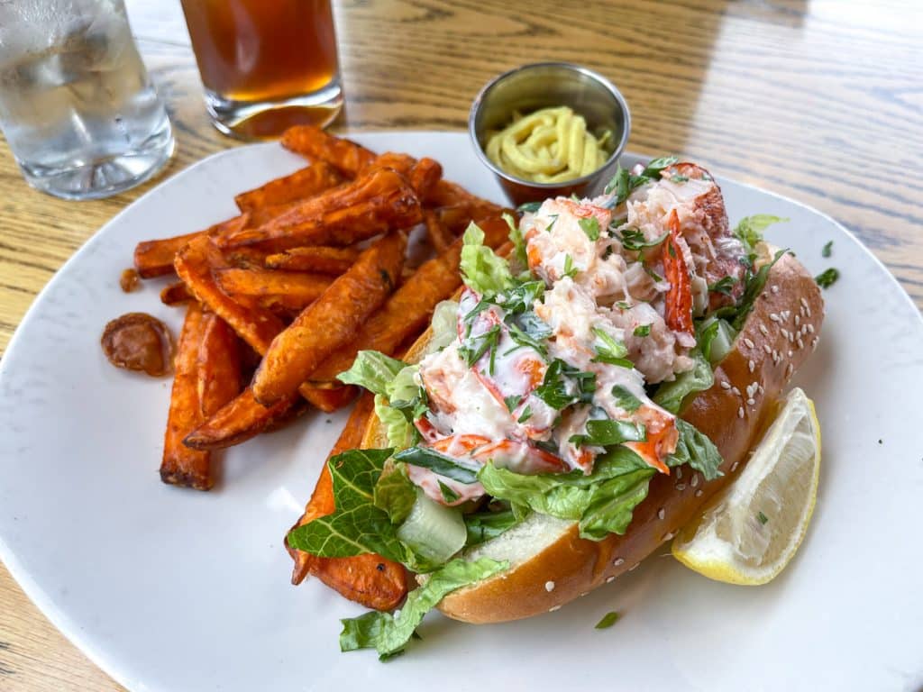 Lobster roll du Grand Baker Restaurant où manger à Lunenburg