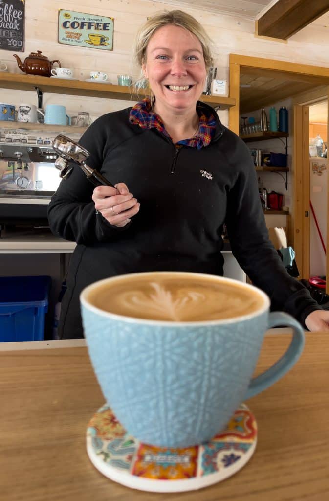 Cindy Poirier au Hook Café devant une tasse de café