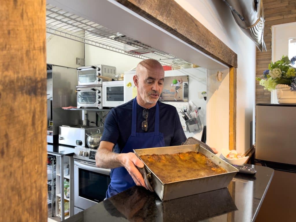 Chef de l'École dans L'Anse - Resto sur mer à Clare qui prépare plat de râpure