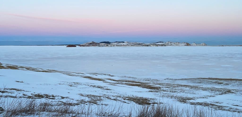 Ciel rose au coucher de soleil en hiver aux îles de la Madeleine