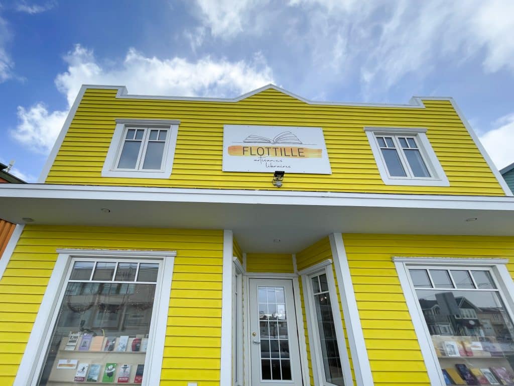 Devanture jaune de la librairie Flotilles des îles de la Madeleine