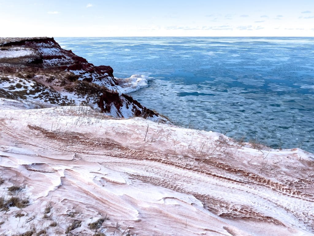 falaises roses de Havre-Aubert - quoi faire en hiver aux îles de la Madeleine