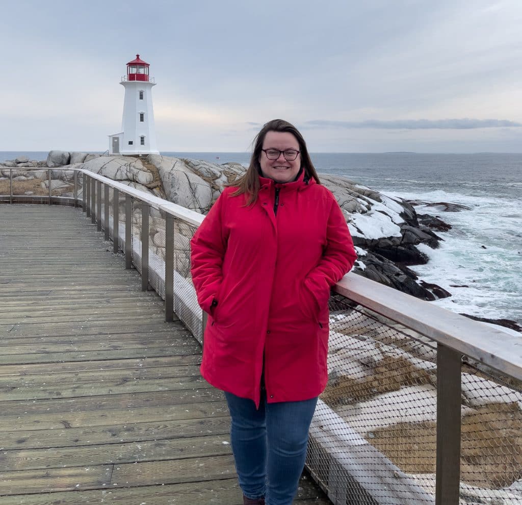 Jennifer Doré Dallas devant Peggy's Cove