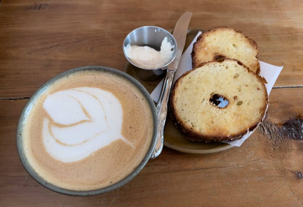 Latté miso des îles et bagel au Pied-de-vent au café Chez Renard