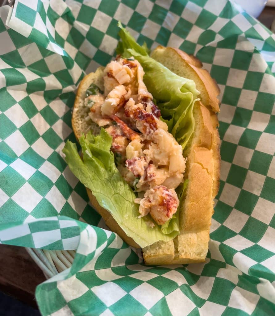 Lobster roll au Nova Scotia Lobster Crawl - Anchor's away