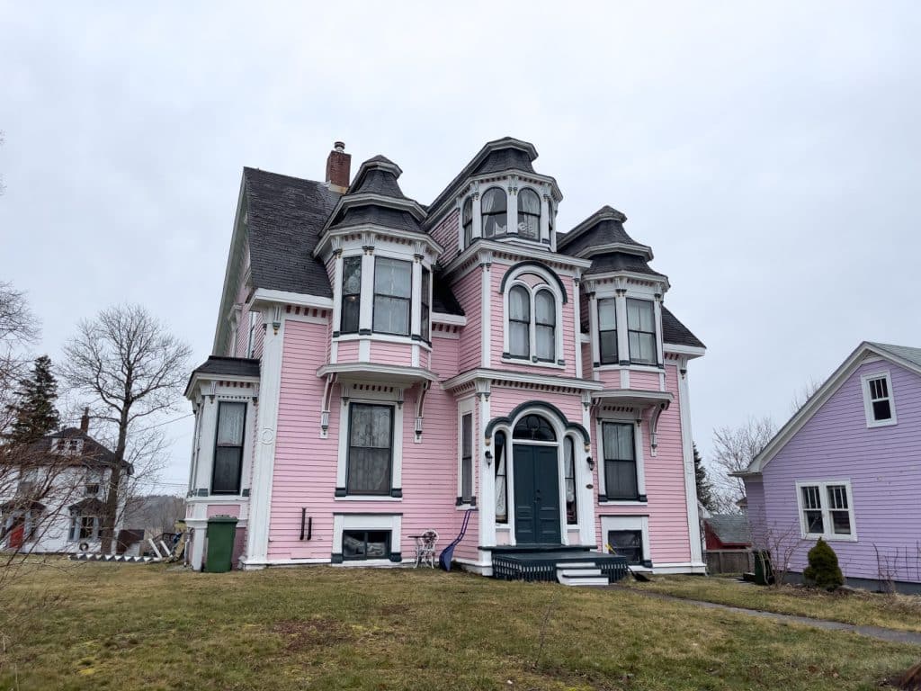 Maison typique rose de Lunenburg