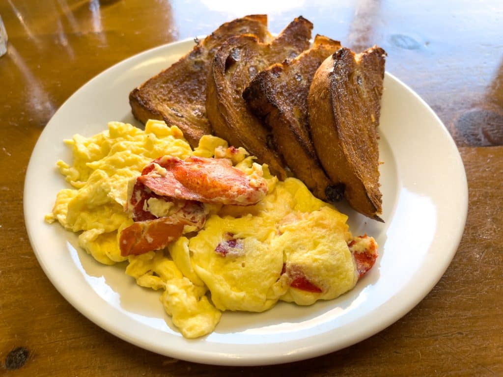 Omelette/oeufs brouillés au homard - The Kiwi Café
