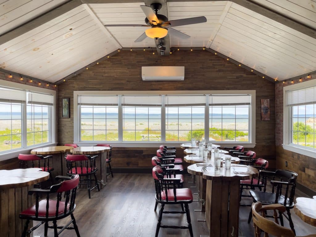 Vue de la salle à manger de l'École dans L'Anse - Resto sur Mer à Clare