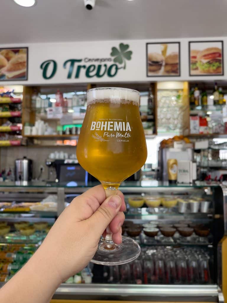 Boire une bière au bar de la Cervejeira o Trevo de Lisbonne