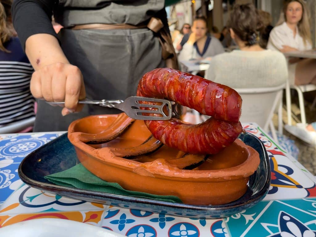 Du chorizo asado pour le Happy Hour sur la Pink Street à Lisbonne