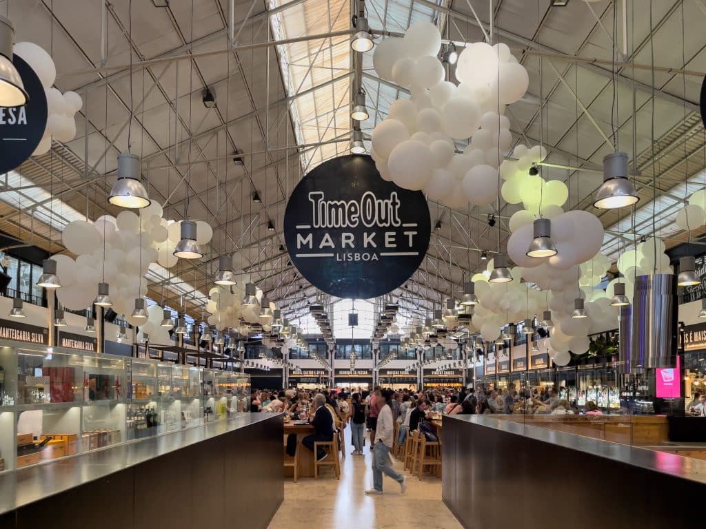 L'intérieur du Time Out Market de Lisbonne