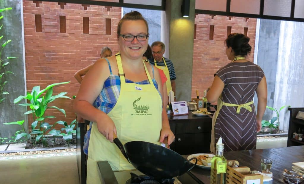 Jennifer au cours de cuisine à Bangkok