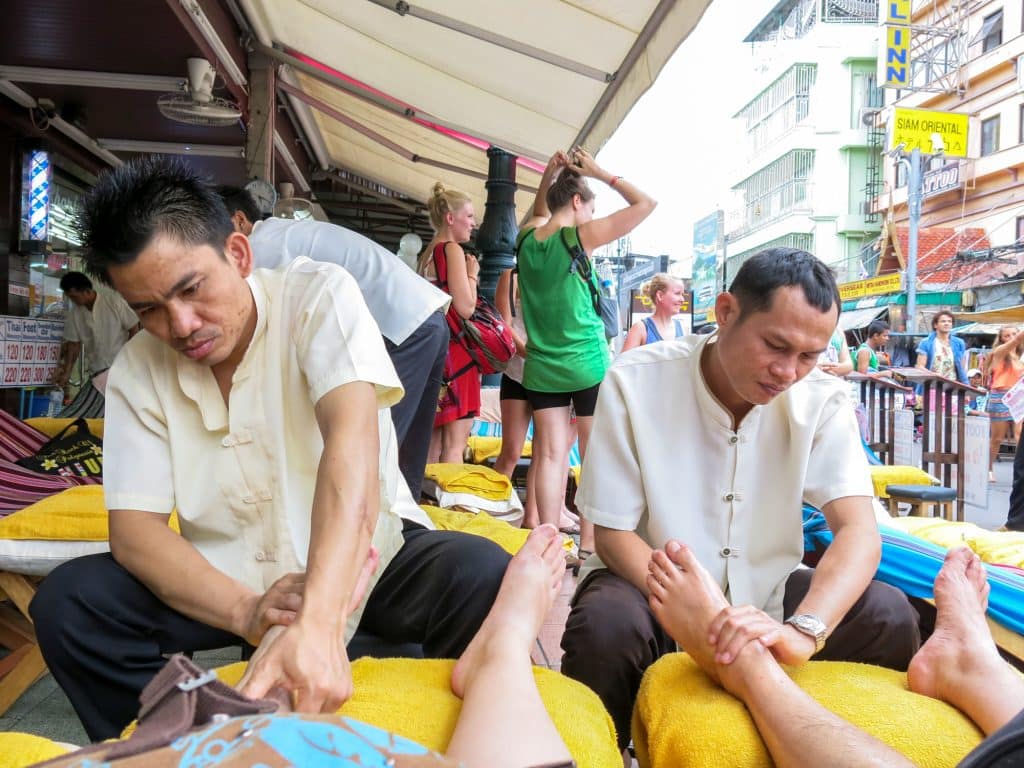 Massage thaï des pieds sur Khao San Road