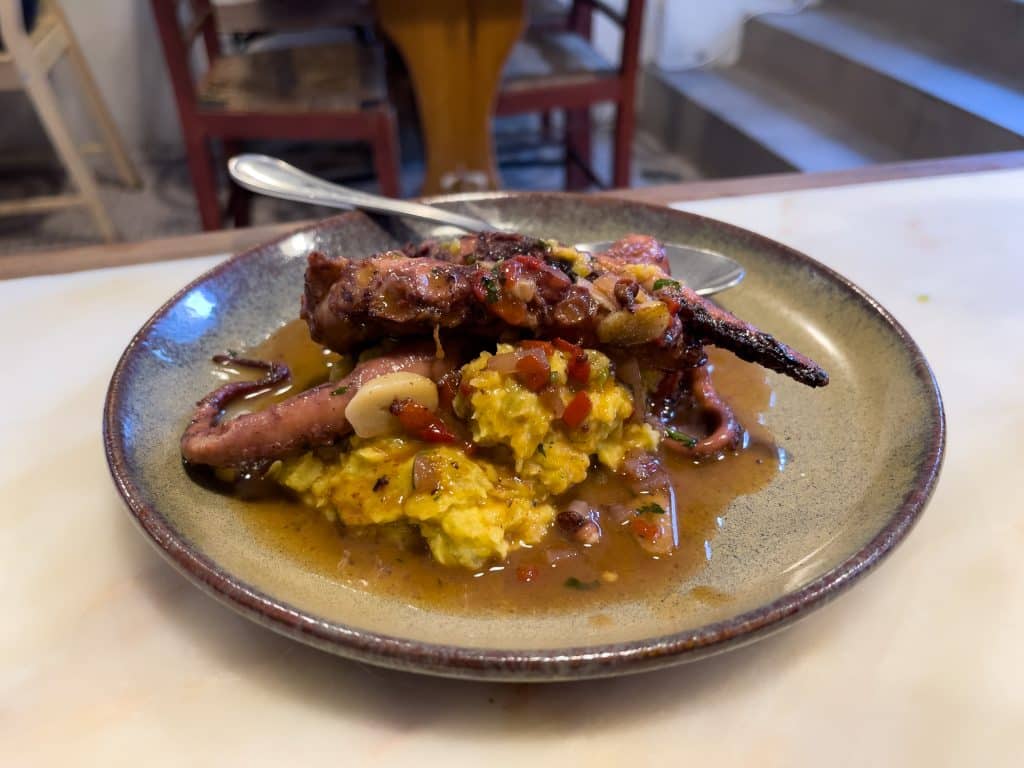 Une pieuvre grillée au Tabernal Sal Rosso à Lisbonne