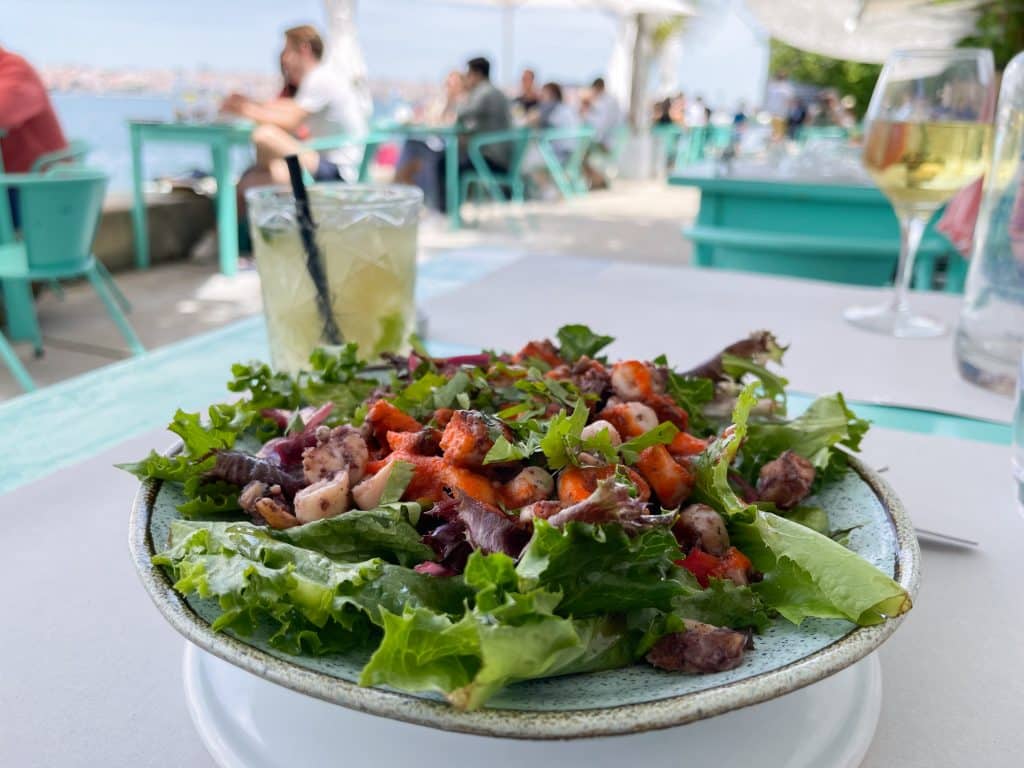 Délicieuse salade de pieuvre au restaurant Atirate Ao Rio de Lisbonne