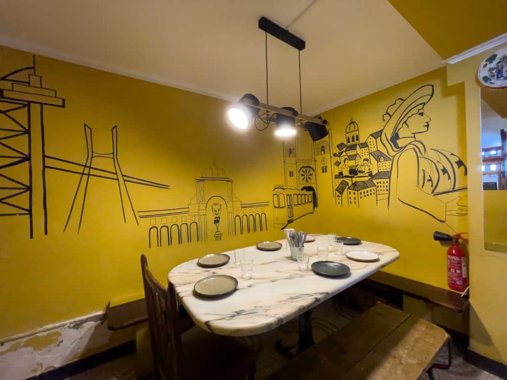 Salle à manger du restaurant Taberna Sal Grosso à Lisbonne