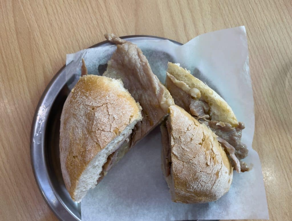 Quoi manger à Lisbonne au Portugal; une sandwich Bifana