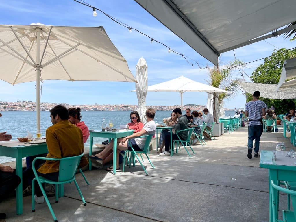 Terrasse du restaurant Atirate Ao Rio à Lisbonne au Portugal