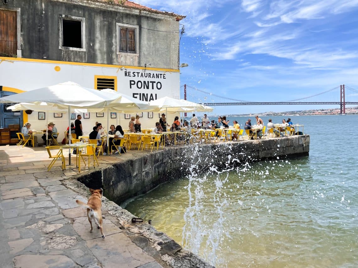 Terrasse du restaurant Ponto Final à Lisbonne au Portugal