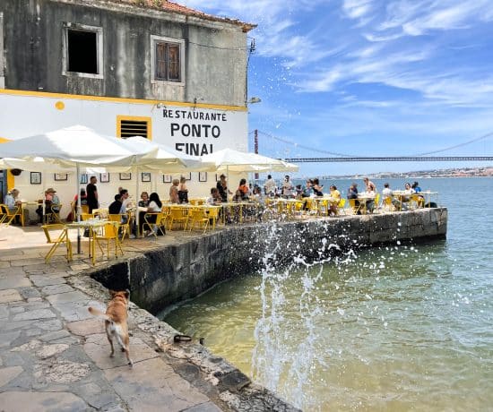 Terrasse du restaurant Ponto Final à Lisbonne au Portugal