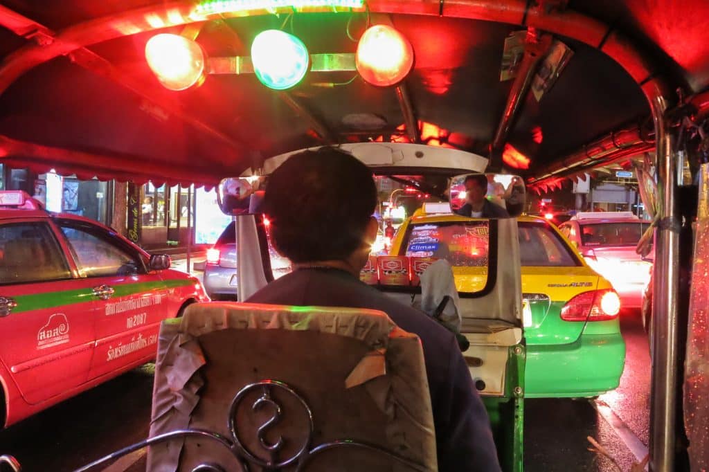 Tuk tuk de nuit à Bangkok