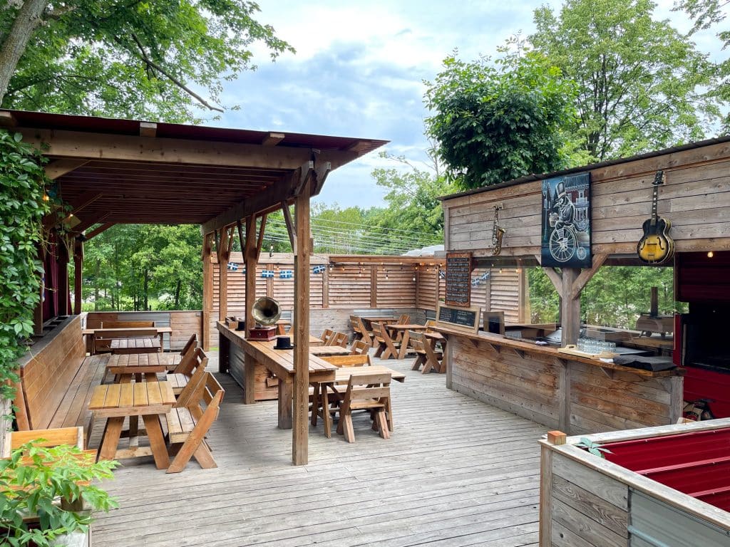 La Bezotte - Terrasse extérieure du café où manger à Yamachiche