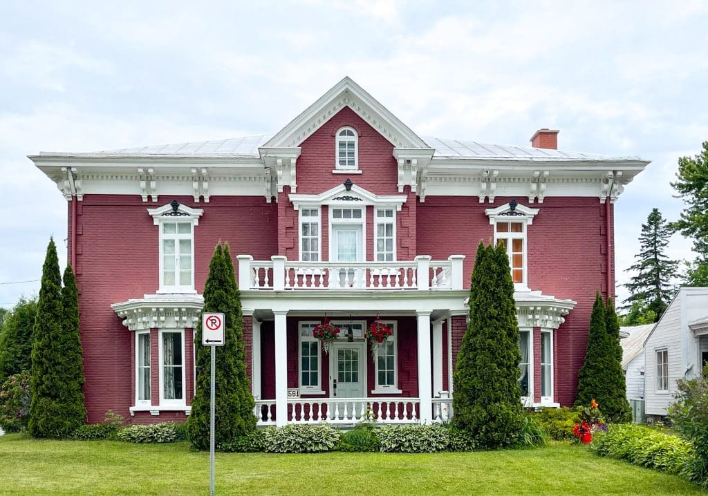 Maisons rouges en briques -  Quoi faire à Yamachiche