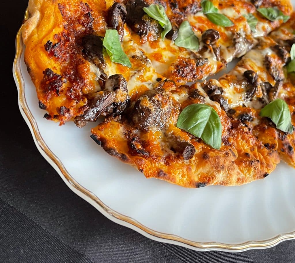 Pizza au pesto de champignons et tomates séchées - Monsieur Champignons