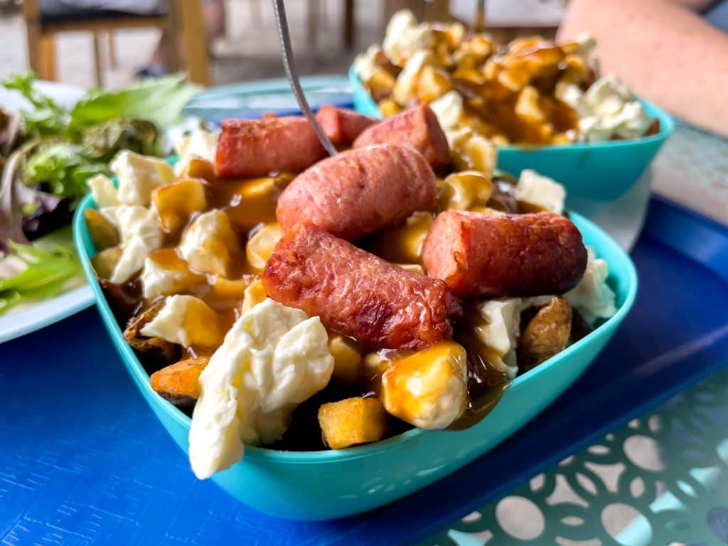 Poutine avec saucisses aux couleurs de la terre à Maskinongé