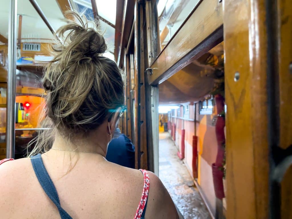 Maude dans le tramway à Lisbonne au Portugal - QUoi faire