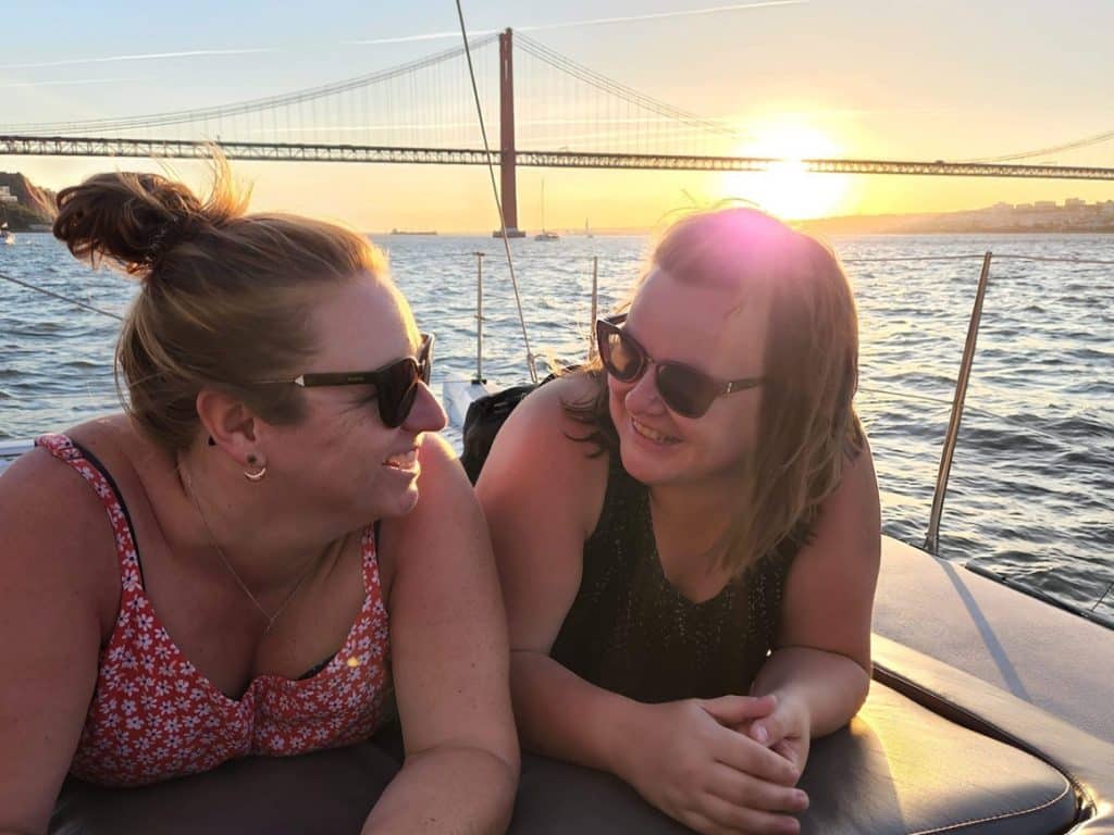 Maude et Jen au coucher de soleil sur le fleuve de Lisbonne