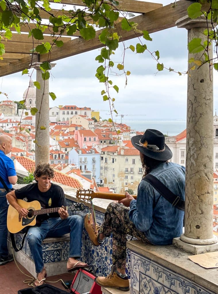 Musiciens au Miradouro das Portas do Sol