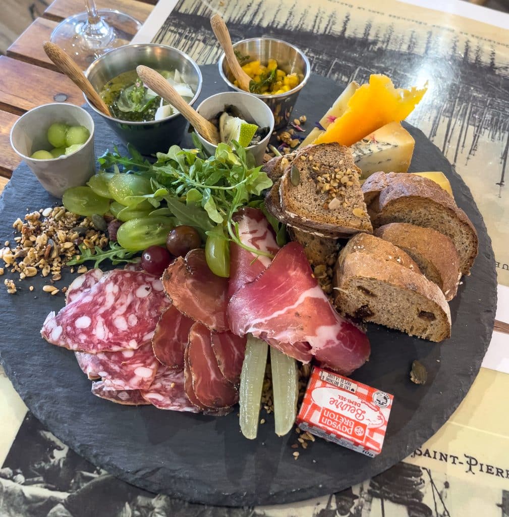 Assiette de charcuterie et fromage de l'Essentiel Créations effet Mer à Saint-Pierre