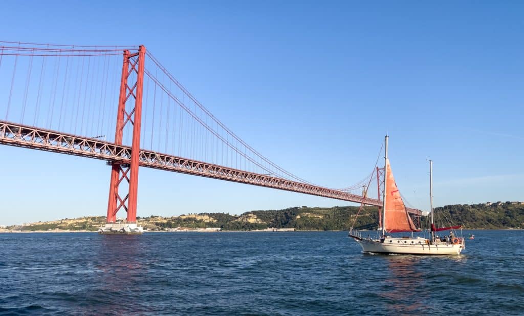 Croisière sur le Tage sous le pont rouge de Lisbonne