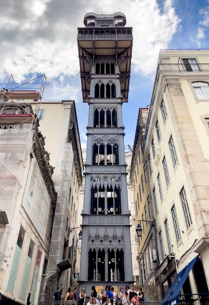 Elevador de Santa Justa vu d'en bas à Lisboa