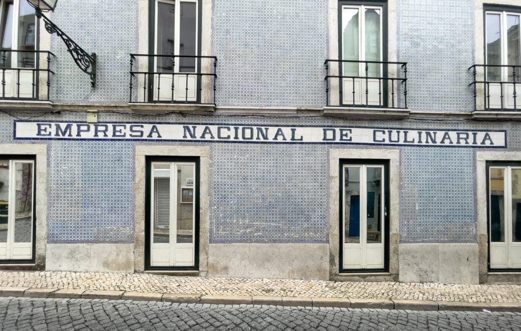 Façade d'édifice remplie de tuiles azulejos typiques de Lisboa