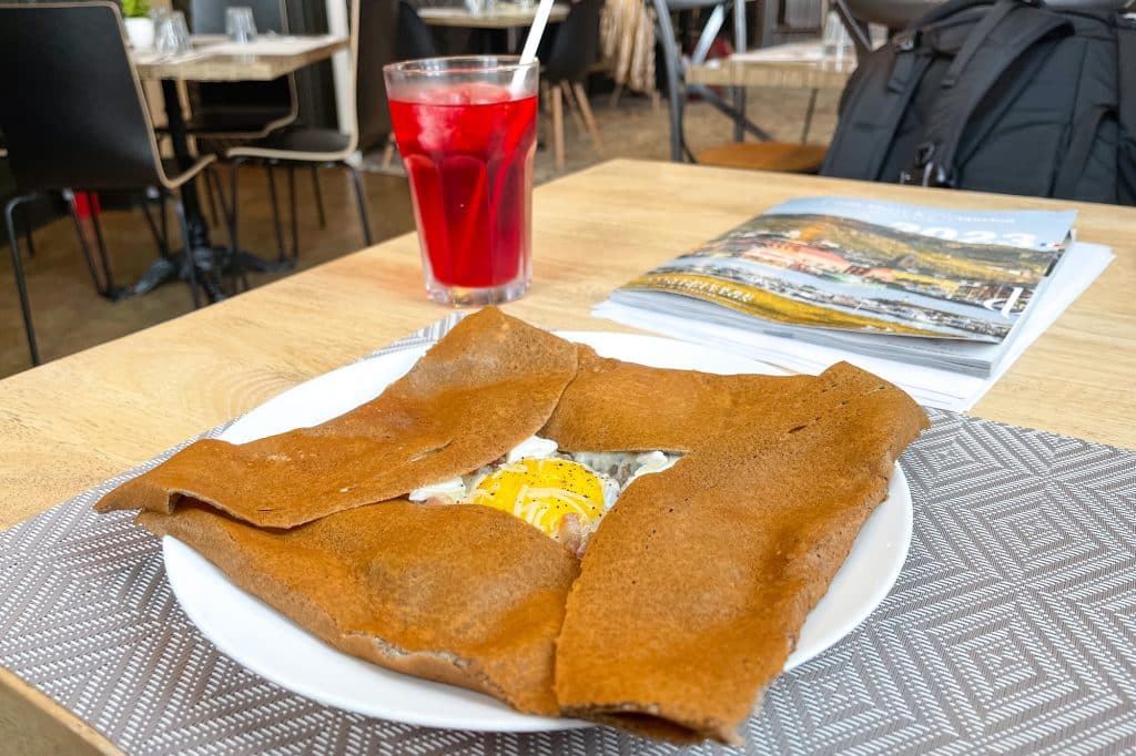 Galette complète de Le Roc Café où manger à Saint-Pierre