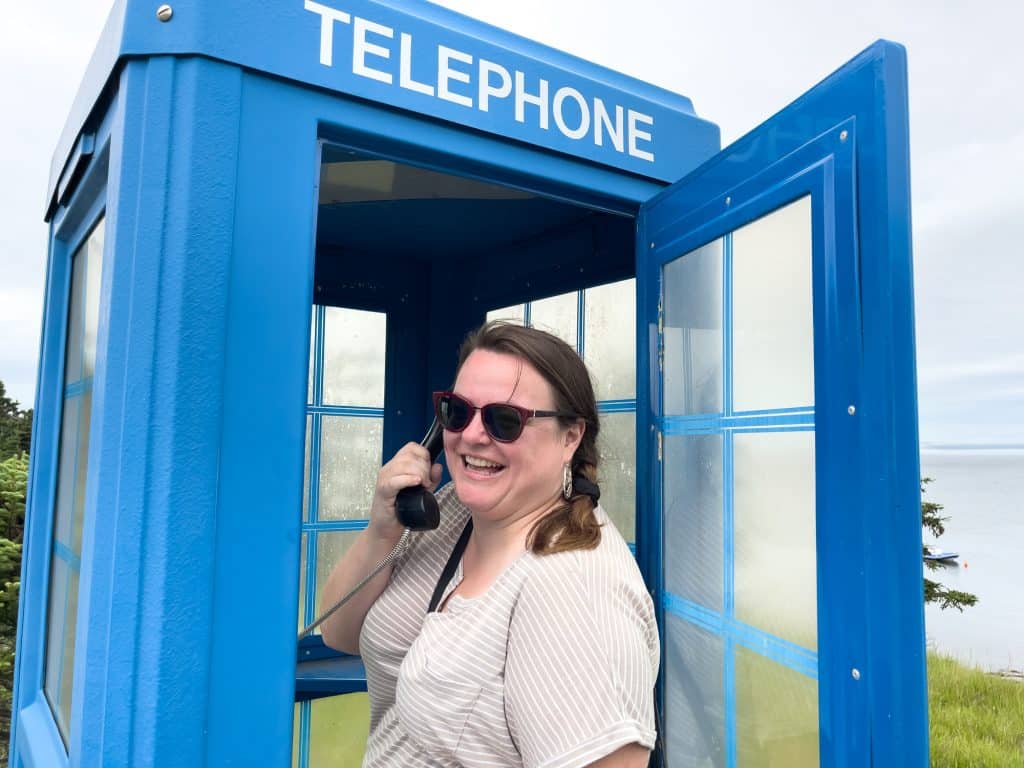 Jennifer dans la cabine téléphonique de Miquelon-Langlade
