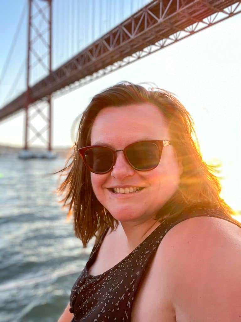 Jennifer en croisière au coucher de soleil sur le Tage de Lisbonne