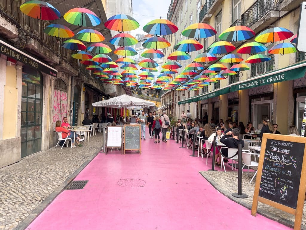 Rue des bars de la Pink Street - Que faire à Lisbonne