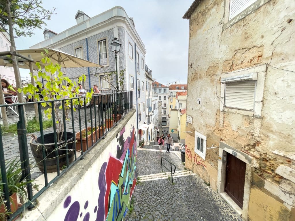 Rue du quartier Alfama - Activités à Lisbonne