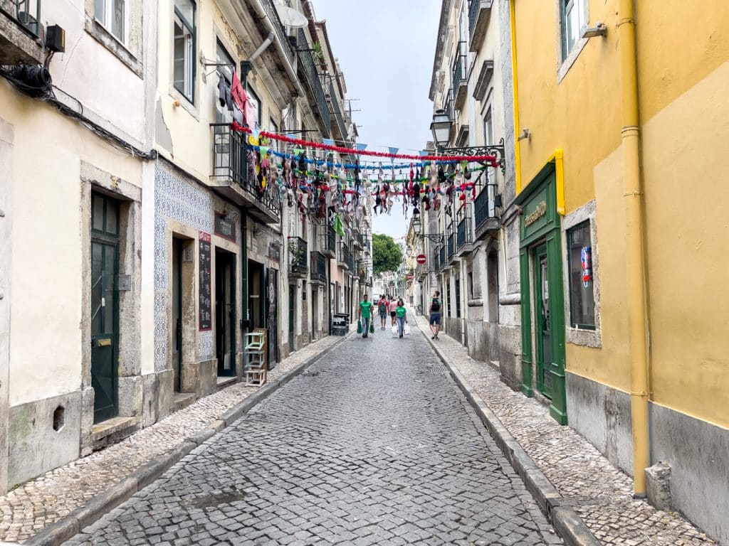 Rues tranquilles avant de faire la fête dans le Bairro Alto, où sortir