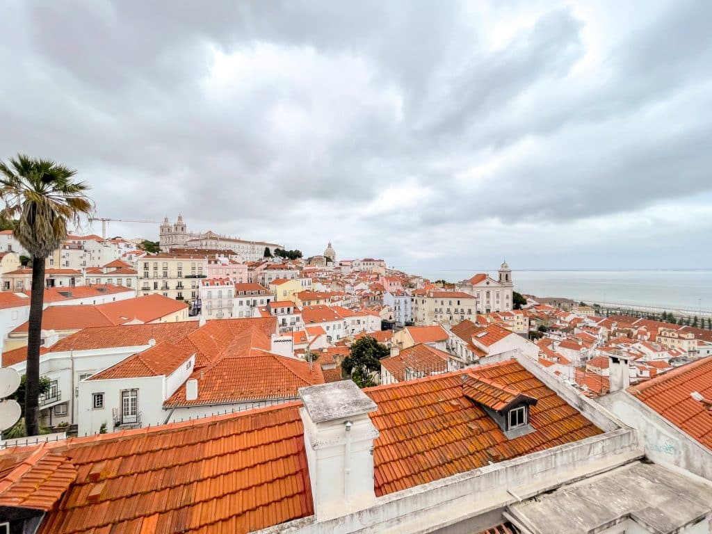 Sommet de Lisbonne au-dessus des collines et toits oranges