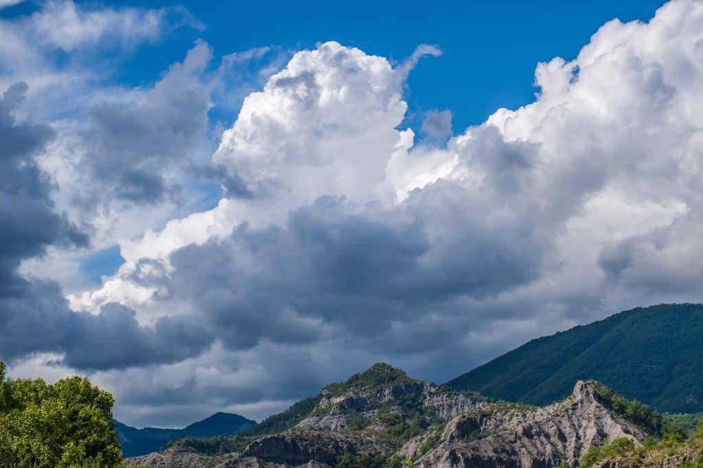 Digne-les-Bains dans les Alpes françaises de PACA - RD Law sur Pixabay - quoi faire en Provence-Alpes-Côte d'Azur