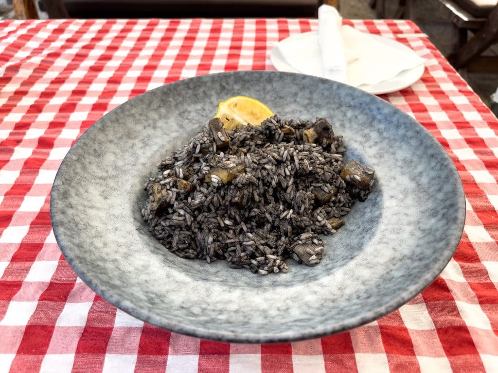 Crni rizoto, risotto noir à l'encre de seiche