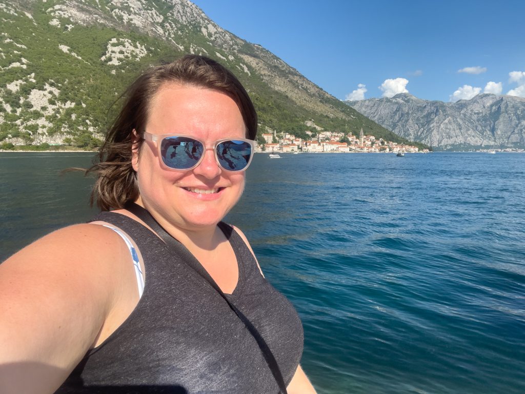 Jennifer avec Perast en arrière-plan