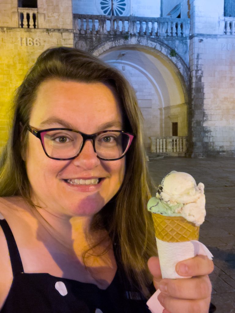 Jennifer qui mange un gelato à KOtor