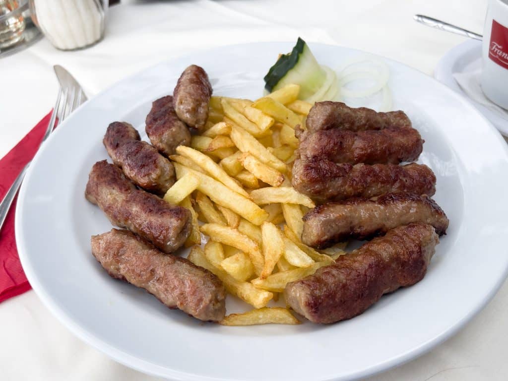 Cevapi, plat traditionnel des Balkans au Montenegro